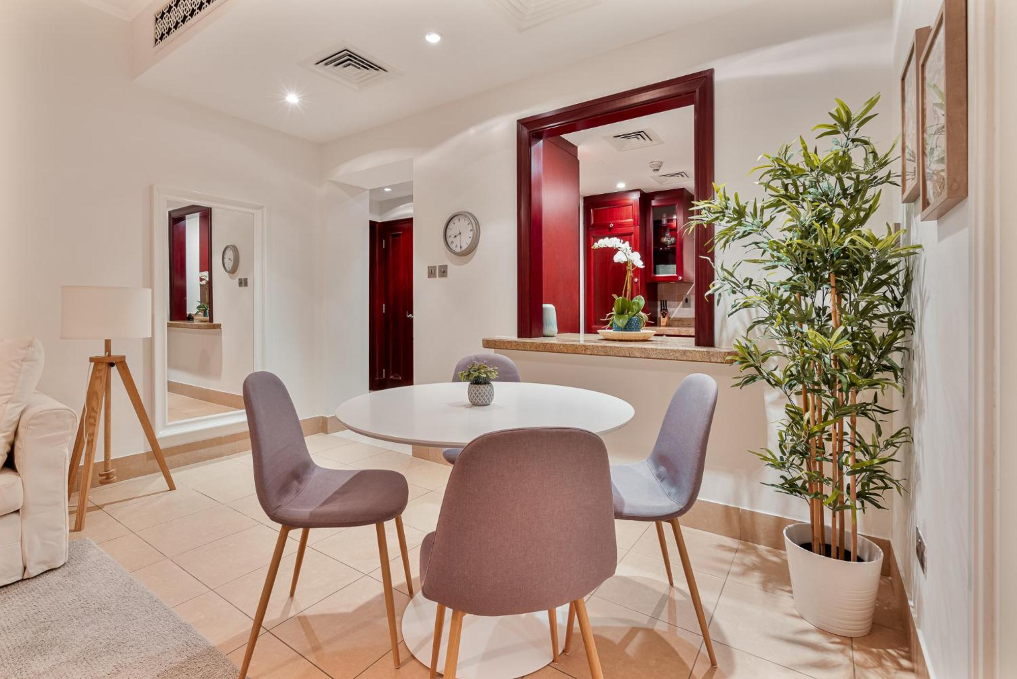Downtown 2br With Iconic Burj Khalifa Views *